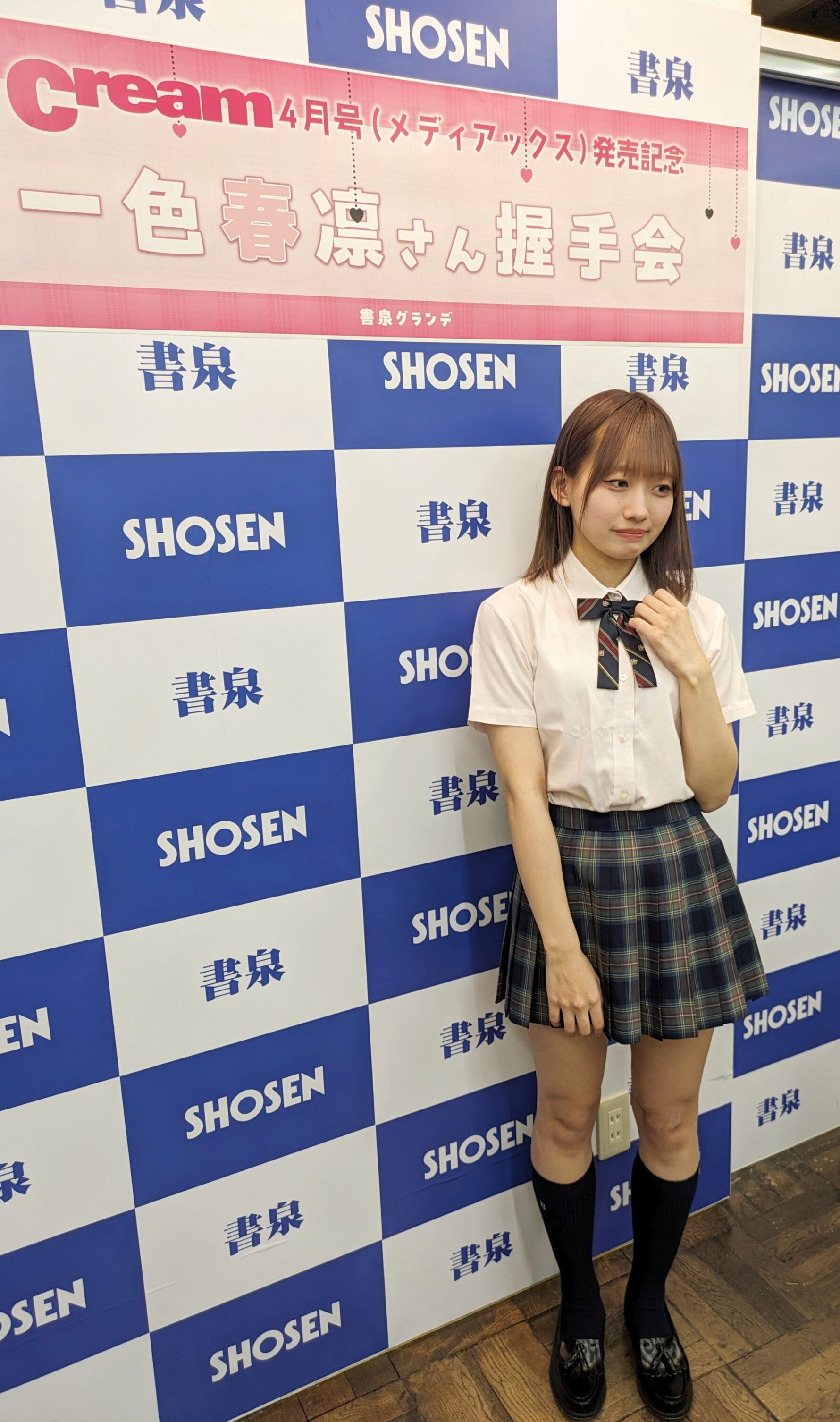 担当者は目線が合うと恥ずかしいので(致命的)メインで撮っている人に紛れて写真を撮るスタイルです