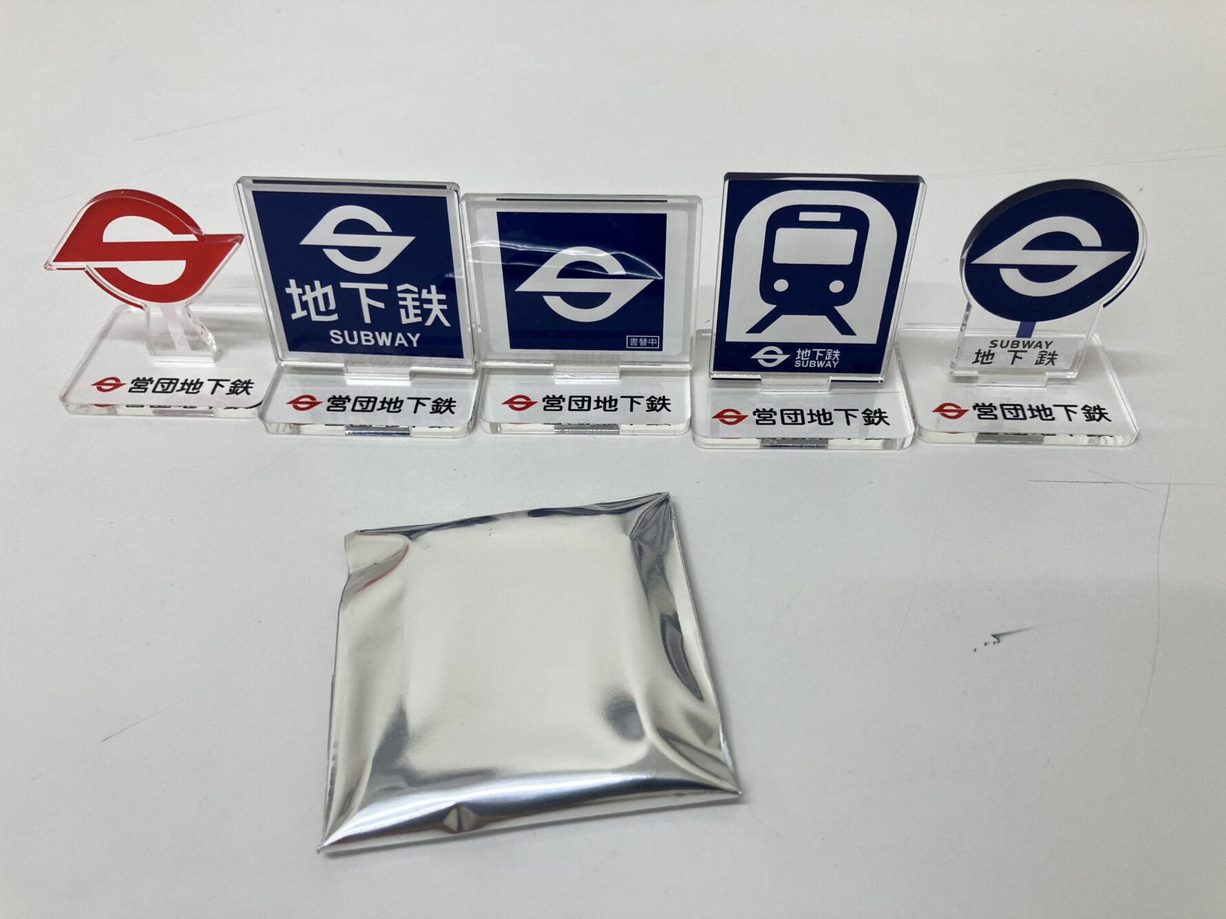 営団地下鉄Sマークアクリルスタンド 660円(税込)全5種 ブラインドパッケージのため、複数購入時は同じ商品が出る場合がございます。あらかじめご了承ください。 数量限定でコンプリートセット【3,300円(税込))をご用意しております。 ※オンラインショップでの販売はコンプリートセットのみとなります。