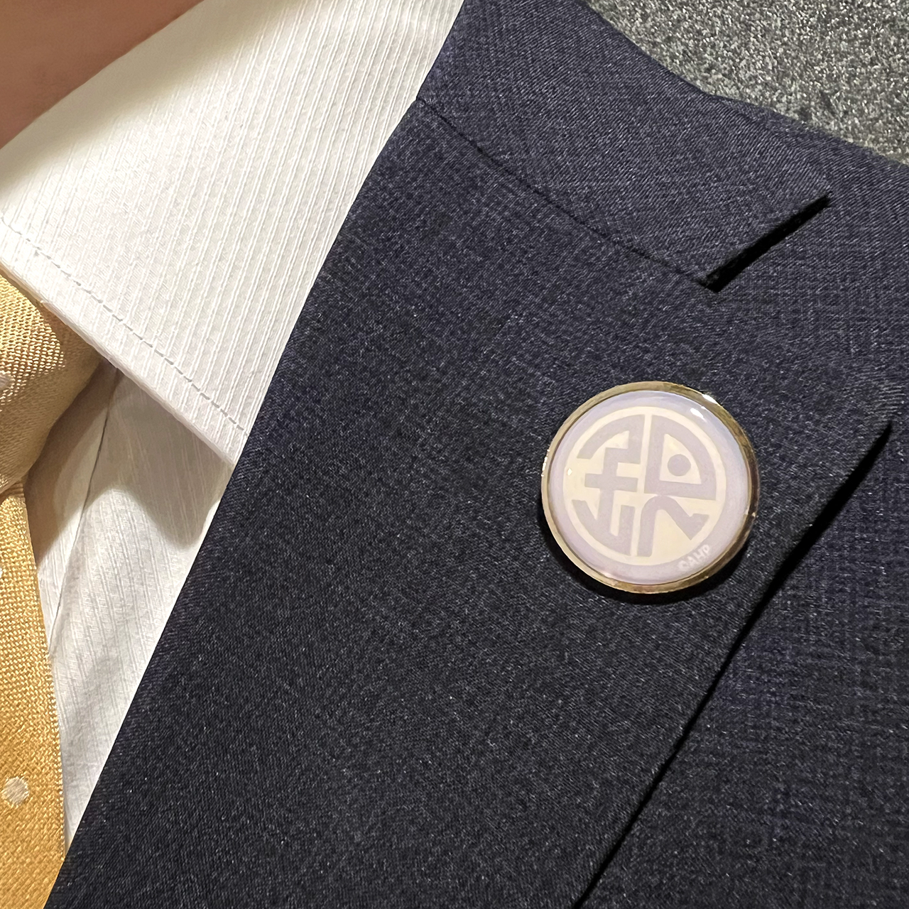 ホテル銀河楼のロゴマークピンバッジ!シンプルで付けやすいデザインに。ホテリエ気分でいかがでしょう!
