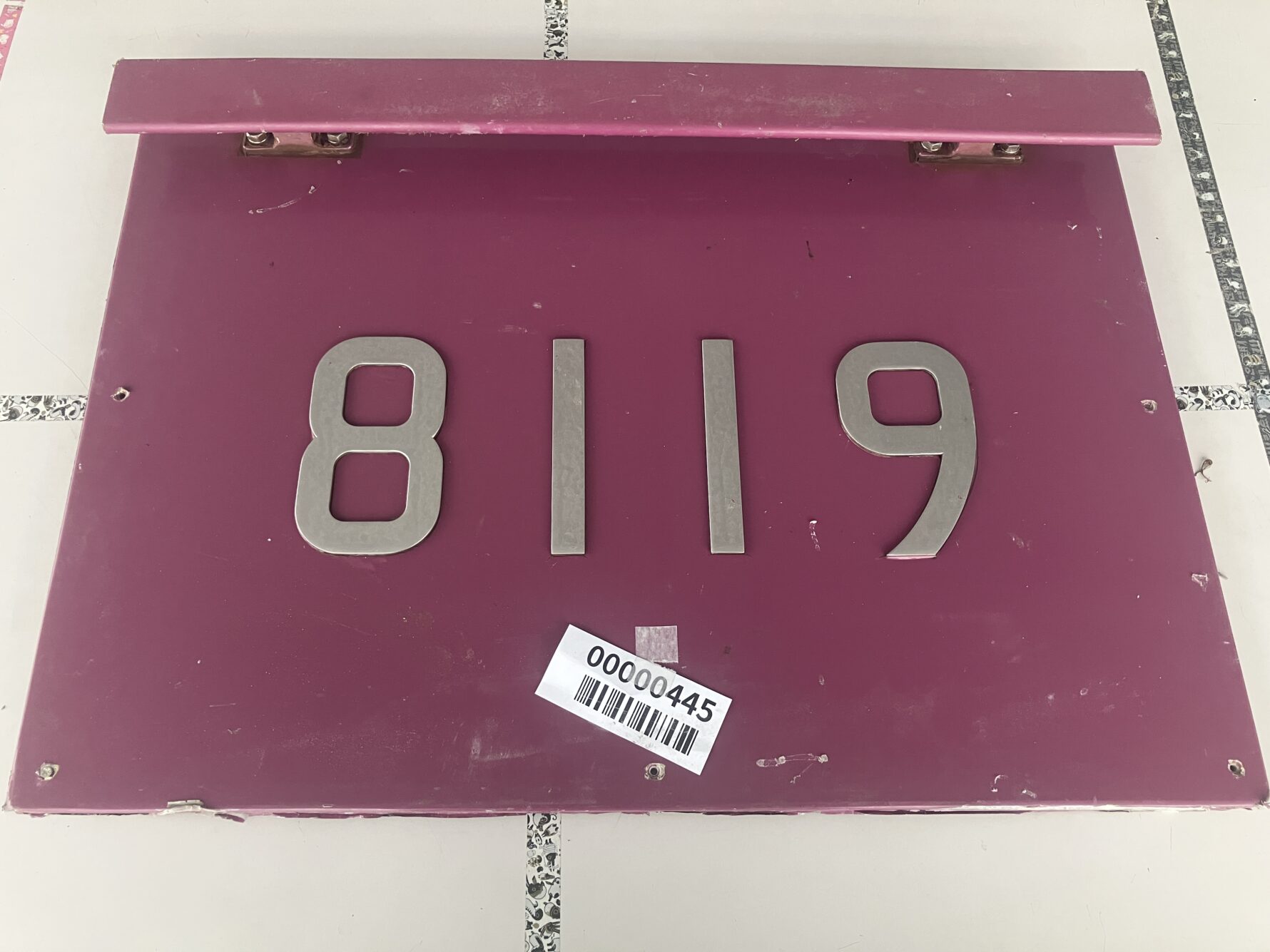 編成車号板「8119」